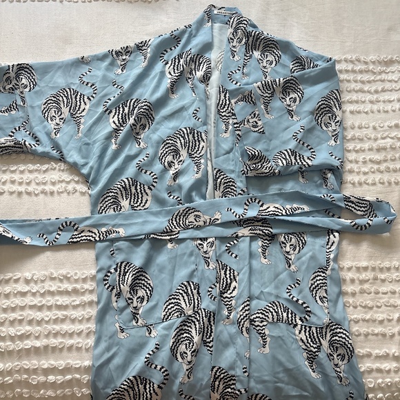 Vegan Tiger, blue and white tiger robe - Picture 1 of 3